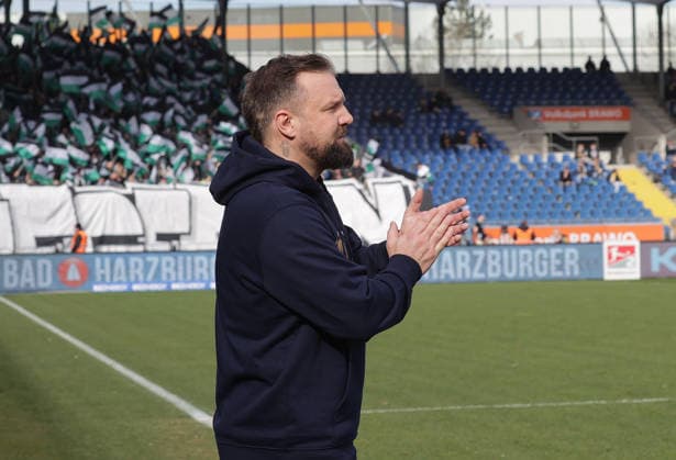 Freut sich ueber das 1-0 Cheftrainer Heiner Backhaus (Eintracht Braunschweig) Fussball, Herren, Saison 2025 2026 2.BL, Eintracht Stadion, Eintracht Braunschweig gegen SC Preussen Muenster DFL REGULATIONS PROHIBIT ANY USE OF PHOTOGRAPHS AS IMAGE SEQUENCES AND OR QUASI-VIDEO.