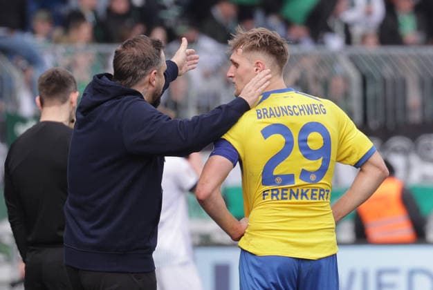 Cheftrainer Heiner Backhaus (Eintracht Braunschweig) mit dem Torschuetzen Lukas Frenkert (Eintracht Braunschweig) Fussball, Herren, Saison 2025 2026 2.BL, Eintracht Stadion, Eintracht Braunschweig gegen SC Preussen Muenster DFL REGULATIONS PROHIBIT ANY USE OF PHOTOGRAPHS AS IMAGE SEQUENCES AND OR QUASI-VIDEO.