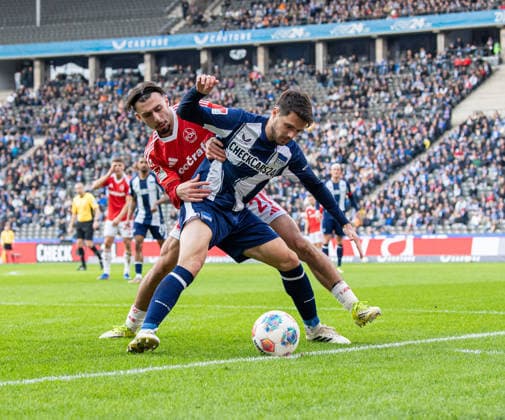 Fussball, Herren, Saison 2025 2026, 2. Bundesliga (24. Spieltag), Hertha BSC - 1. FC Nürnberg, v.l. Josip Brekalo (Hertha BSC), Berkay Yilmaz (Nürnberg), 01.03. 2026,