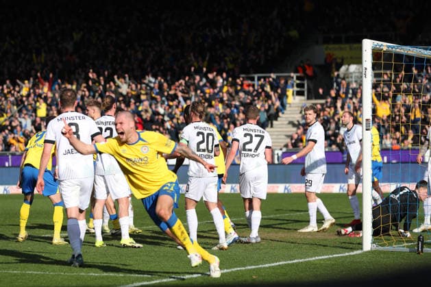 Braunschweig vs. Münster, 2. BL Braunschweig, 01.03.2026, Fußball, Herren, 2. BL, Saison 2025 2026, Eintracht Braunschweig vs. SC Preußen Münster: Kevin Ehlers (Eintracht Braunschweig) jubelt nach dem Tor von Lukas Frenkert (Eintracht Braunschweig) zum 1:0 (DFL DFB REGULATIONS PROHIBIT ANY USE OF PHOTOGRAPHS as IMAGE SEQUENCES and or QUASI-VIDEO) Stadion an der Hamburger Straße Niedersachsen Deutschland