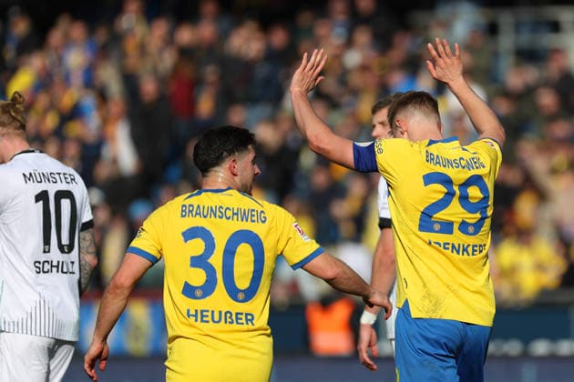 Braunschweig vs. Münster, 2. BL Braunschweig, 01.03.2026, Fußball, Herren, 2. BL, Saison 2025 2026, Eintracht Braunschweig vs. SC Preußen Münster: Lukas Frenkert (Eintracht Braunschweig) jubelt mit Mannschaftskollegen nach seinem Tor zum 1:0 (DFL DFB REGULATIONS PROHIBIT ANY USE OF PHOTOGRAPHS as IMAGE SEQUENCES and or QUASI-VIDEO) Stadion an der Hamburger Straße Niedersachsen Deutschland