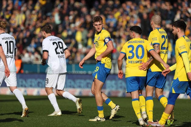 Braunschweig vs. Münster, 2. BL Braunschweig, 01.03.2026, Fußball, Herren, 2. BL, Saison 2025 2026, Eintracht Braunschweig vs. SC Preußen Münster: Lukas Frenkert (Eintracht Braunschweig) jubelt mit Mannschaftskollegen nach seinem Tor zum 1:0 (DFL DFB REGULATIONS PROHIBIT ANY USE OF PHOTOGRAPHS as IMAGE SEQUENCES and or QUASI-VIDEO) Stadion an der Hamburger Straße Niedersachsen Deutschland