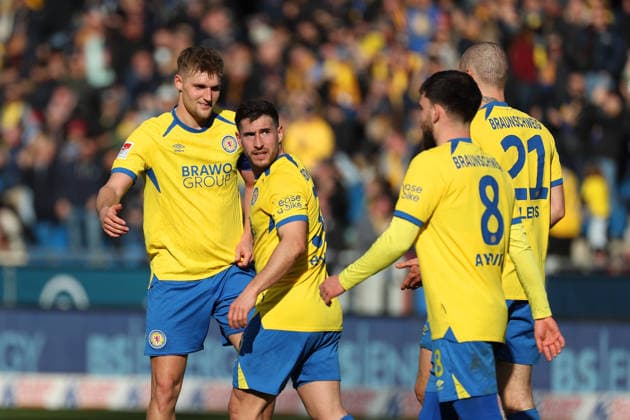 Braunschweig vs. Münster, 2. BL Braunschweig, 01.03.2026, Fußball, Herren, 2. BL, Saison 2025 2026, Eintracht Braunschweig vs. SC Preußen Münster: Lukas Frenkert (Eintracht Braunschweig) jubelt mit Mannschaftskollegen nach seinem Tor zum 1:0 (DFL DFB REGULATIONS PROHIBIT ANY USE OF PHOTOGRAPHS as IMAGE SEQUENCES and or QUASI-VIDEO) Stadion an der Hamburger Straße Niedersachsen Deutschland