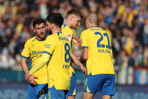 Braunschweig vs. Münster, 2. BL Braunschweig, 01.03.2026, Fußball, Herren, 2. BL, Saison 2025 2026, Eintracht Braunschweig vs. SC Preußen Münster: Lukas Frenkert (Eintracht Braunschweig) jubelt mit Mannschaftskollegen nach seinem Tor zum 1:0 (DFL DFB REGULATIONS PROHIBIT ANY USE OF PHOTOGRAPHS as IMAGE SEQUENCES and or QUASI-VIDEO) Stadion an der Hamburger Straße Niedersachsen Deutschland