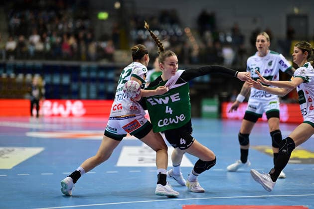 Handball I Frauen I Saison 2025-2026 I 1. HBF I 19. Spieltag I VfL Oldenburg - FRISCH AUF Göppingen I 01.03.2026 Haruno Sasaki (32, FRISCH AUF Göppingen) hält Toni-Luisa Reinemann (4, VfL Oldenburg) Oldenburg EWE Arena Niedersachsen Deutschland Copyright: xLobeca FelixxSchlikisx