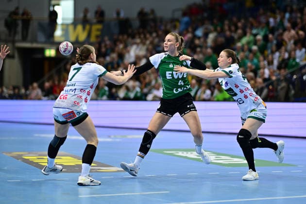 Handball I Frauen I Saison 2025-2026 I 1. HBF I 19. Spieltag I VfL Oldenburg - FRISCH AUF Göppingen I 01.03.2026 Lea Watzl (7, FRISCH AUF Göppingen) Toni-Luisa Reinemann (4, VfL Oldenburg) Luisa Scherer (24, FRISCH AUF Göppingen) Oldenburg EWE Arena Niedersachsen Deutschland Copyright: xLobeca FelixxSchlikisx