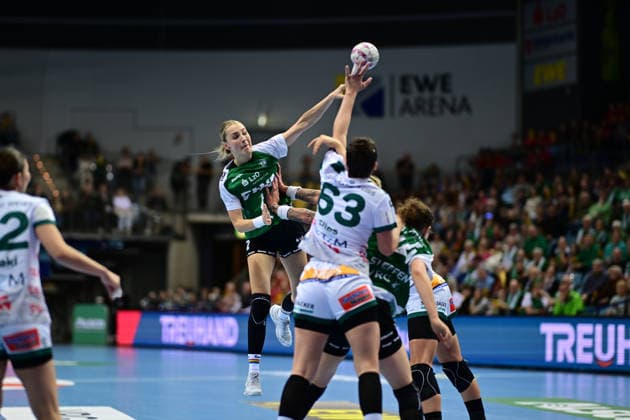 Handball I Frauen I Saison 2025-2026 I 1. HBF I 19. Spieltag I VfL Oldenburg - FRISCH AUF Göppingen I 01.03.2026 Lisa Borutta (2, VfL Oldenburg) wirf Stephanie Elies (63, FRISCH AUF Göppingen) kann das nicht verhindern Oldenburg EWE Arena Niedersachsen Deutschland Copyright: xLobeca FelixxSchlikisx