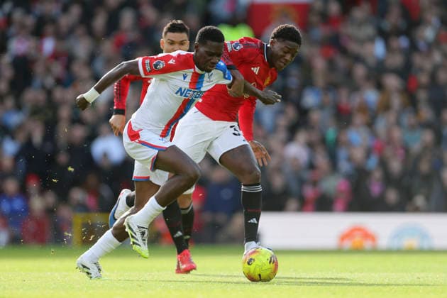 Manchester United, ManU v Crystal Palace - Premier League Ismaila Sarr of Crystal Palace and Kobbie Mainoo of Manchester United challenge during the Premier League match between Manchester United and Crystal Palace at Old Trafford on March 1, 2026 in Manchester, England. WARNING! This Photograph May Only Be Used For Newspaper And Or Magazine Editorial Purposes. May Not Be Used For Publications Involving 1 player, 1 Club Or 1 Competition Without Written Authorisation From Football DataCo Ltd. For Any Queries, Please Contact Football DataCo Ltd on +44 (0) 207 864 9121 Manchester Old Trafford England United Kingdom Copyright: xAllstarxPicturexLibraryxLtdx