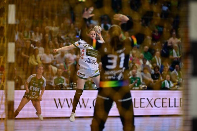 Handball I Frauen I Saison 2025-2026 I 1. HBF I 19. Spieltag I VfL Oldenburg - FRISCH AUF Göppingen I 01.03.2026 Wurf Luisa Scherer (24, FRISCH AUF Göppingen) Alexandra Humpert (31, VfL Oldenburg) Oldenburg EWE Arena Niedersachsen Deutschland Copyright: xLobeca FelixxSchlikisx