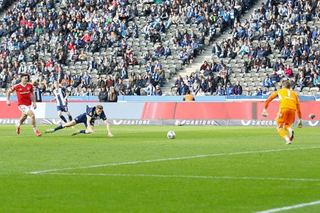 01.03.2026, xtgx, Fussball - 2.Bundesliga Hertha BSC Berlin - 1.FC Nuernberg emspor, v.l. Luca Schuler (Hertha, 18) Torschuss, schiesst den Ball aufs Tor, Schuss (DFL DFB REGULATIONS PROHIBIT ANY USE OF PHOTOGRAPHS as IMAGE SEQUENCES and or QUASI-VIDEO) Berlin
