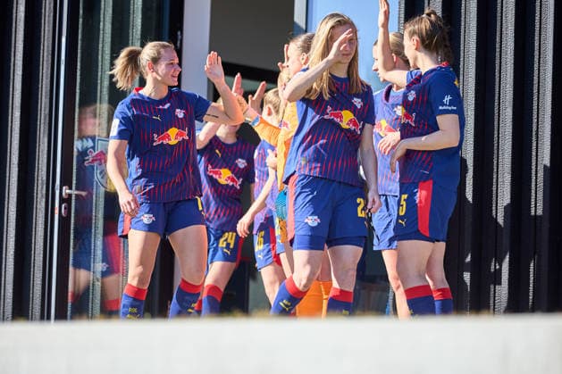01.03.2026, GER, Frauenfußball, Testspiel, 2025 2026, RB Leipzig - FC Ingolstadt Mannschaft RB Leipzig, Abklatschen vorm Einlaufen Leipzig Trainingszentrum der Roten Bulle Sachsen Deutschland