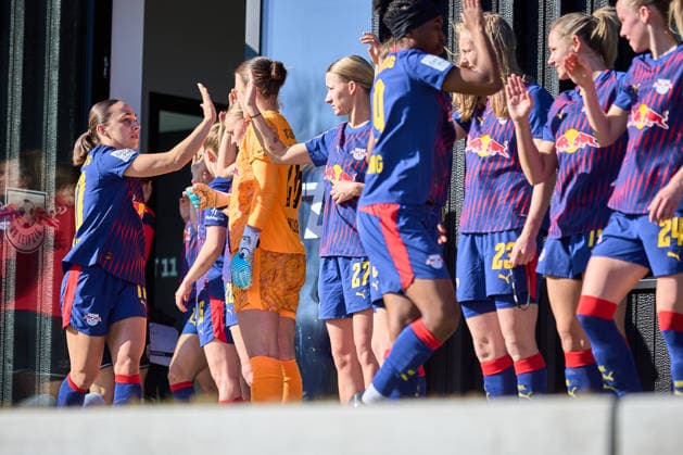 01.03.2026, GER, Frauenfußball, Testspiel, 2025 2026, RB Leipzig - FC Ingolstadt Mannschaft, RB Leipzig, Abklatschen vorm Einlaufen Leipzig Trainingszentrum der Roten Bulle Sachsen Deutschland