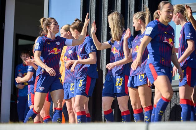 01.03.2026, GER, Frauenfußball, Testspiel, 2025 2026, RB Leipzig - FC Ingolstadt Mannschaft, RB Leipzig, Aklatschen vorm Einlaufen Leipzig Trainingszentrum der Roten Bulle Sachsen Deutschland