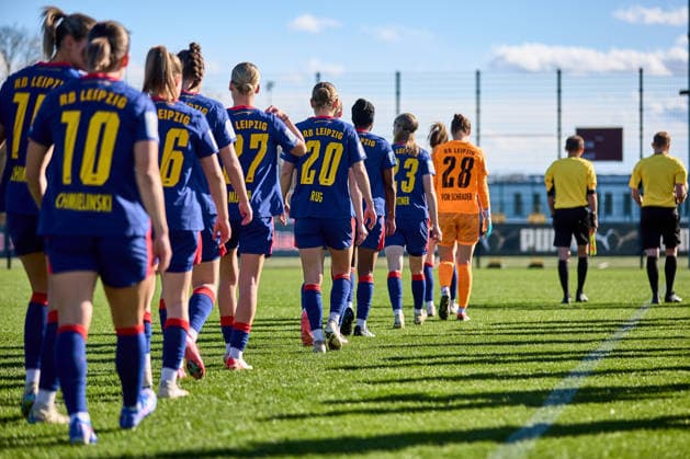 01.03.2026, GER, Frauenfußball, Testspiel, 2025 2026, RB Leipzig - FC Ingolstadt Mannschaft, RB Leipzig, beim Einlaufen Leipzig Trainingszentrum der Roten Bulle Sachsen Deutschland