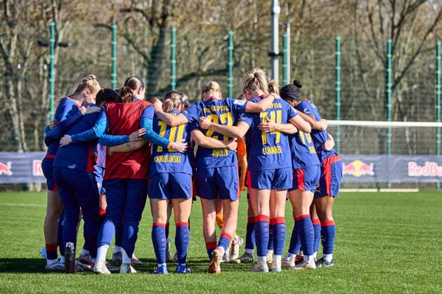 01.03.2026, GER, Frauenfußball, Testspiel, 2025 2026, RB Leipzig - FC Ingolstadt Mannschaftskreis, RB Leipzig, vorm Anpfiff Leipzig Trainingszentrum der Roten Bulle Sachsen Deutschland
