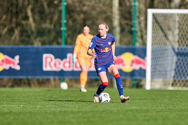 01.03.2026, GER, Frauenfußball, Testspiel, 2025 2026, RB Leipzig - FC Ingolstadt Nikoline Dudek (24, RB Leipzig), Freisteller, Aktion, mit Ball Leipzig Trainingszentrum der Roten Bulle Sachsen Deutschland