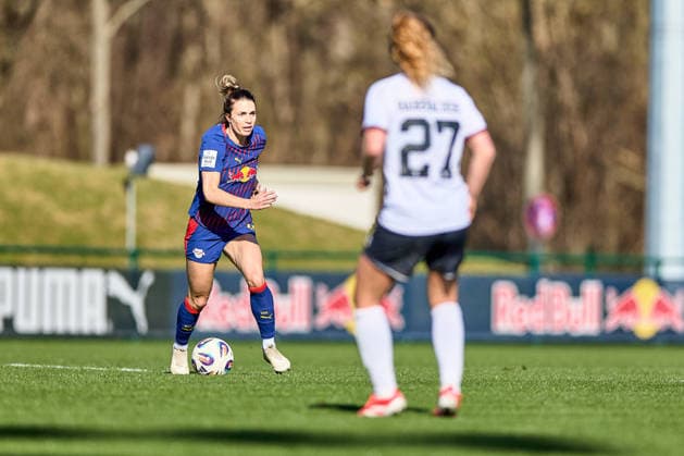 01.03.2026, GER, Frauenfußball, Testspiel, 2025 2026, RB Leipzig - FC Ingolstadt Sandra Starke (13, RB Leipzig), Freisteller, Aktion, mit Ball, dribbelt Leipzig Trainingszentrum der Roten Bulle Sachsen Deutschland