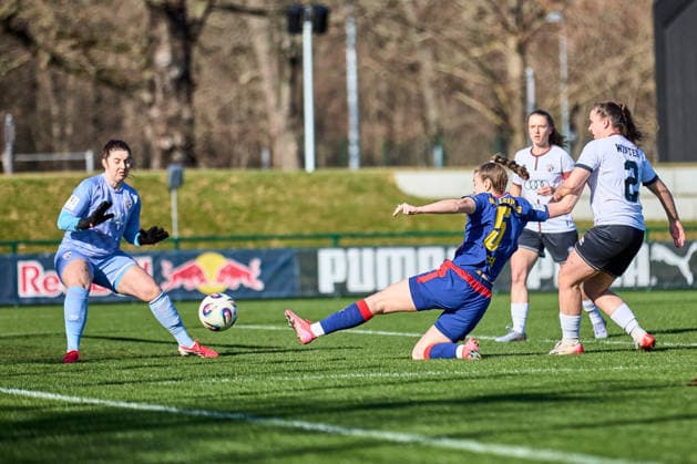01.03.2026, GER, Frauenfußball, Testspiel, 2025 2026, RB Leipzig - FC Ingolstadt Julia Magerl (5, RB Leipzig), Aktion, mit Ball, Schuss aufs Tor Leipzig Trainingszentrum der Roten Bulle Sachsen Deutschland