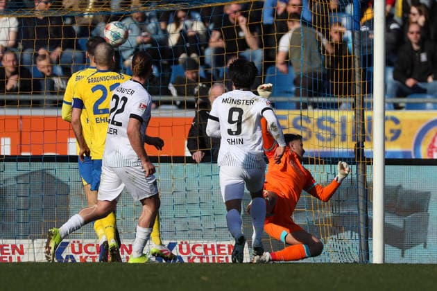 Braunschweig vs. Münster, 2. BL Braunschweig, 01.03.2026, Fußball, Herren, 2. BL, Saison 2025 2026, Eintracht Braunschweig vs. SC Preußen Münster: Tor zum 1:0, Torwart Elhan Kastrati (Eintracht Braunschweig) (DFL DFB REGULATIONS PROHIBIT ANY USE OF PHOTOGRAPHS as IMAGE SEQUENCES and or QUASI-VIDEO) Stadion an der Hamburger Straße Niedersachsen Deutschland