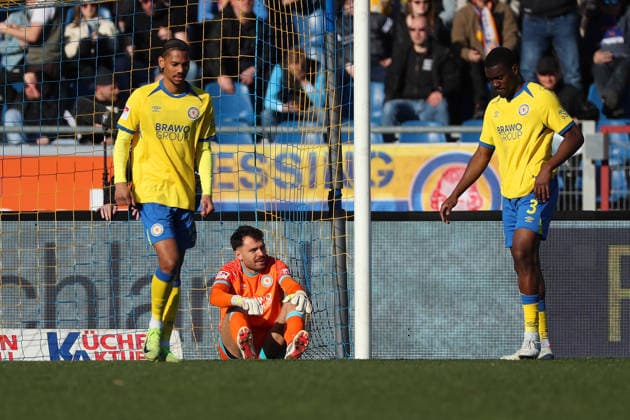 Braunschweig vs. Münster, 2. BL Braunschweig, 01.03.2026, Fußball, Herren, 2. BL, Saison 2025 2026, Eintracht Braunschweig vs. SC Preußen Münster: Torwart Elhan Kastrati (Eintracht Braunschweig) nach dem Tor zum 1:2, Sidi SanÃ (Eintracht Braunschweig), Patrick Nkoa (Eintracht Braunschweig) (DFL DFB REGULATIONS PROHIBIT ANY USE OF PHOTOGRAPHS as IMAGE SEQUENCES and or QUASI-VIDEO) Stadion an der Hamburger Straße Niedersachsen Deutschland