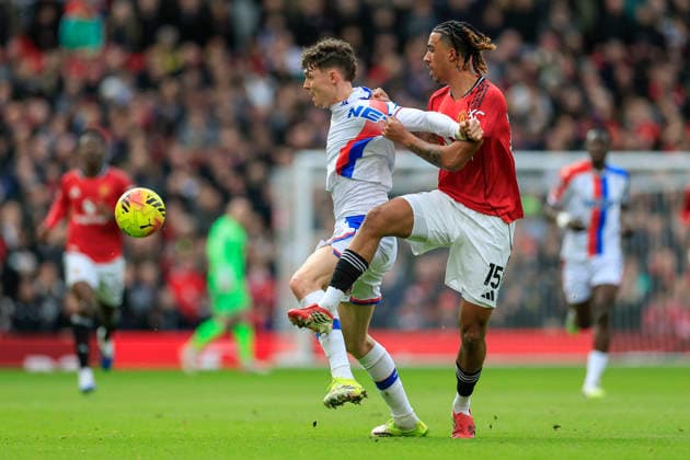Manchester United, ManU v Crystal Palace, Premier League Jorgen Strand Larsen (22) of Crystal Palace and Leny Yoro (15) of Manchester United challenge for the ball during the Premier League match between Manchester United and Crystal Palace at Old Trafford, Manchester, UK on 1 March 2026. Manchester Old Trafford Greater Manchester UK Editorial use only DataCo restrictions apply See www.football-dataco.com , Copyright: xConorxMolloyx PSI-23823-0042