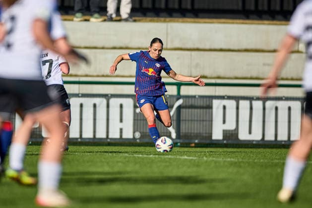 01.03.2026, GER, Frauenfußball, Testspiel, 2025 2026, RB Leipzig - FC Ingolstadt Gina Chmielinski (10, RB Leipzig), Freisteller, Aktion, mit Ball, Schusshaltung Leipzig Trainingszentrum der Roten Bulle Sachsen Deutschland