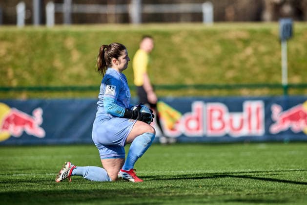 01.03.2026, GER, Frauenfußball, Testspiel, 2025 2026, RB Leipzig - FC Ingolstadt Franziska Maier (1, FC Ingolstadt), kniet, hat Ball gehalten Leipzig Trainingszentrum der Roten Bulle Sachsen Deutschland