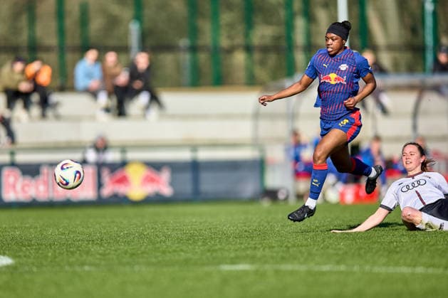 01.03.2026, GER, Frauenfußball, Testspiel, 2025 2026, RB Leipzig - FC Ingolstadt Persis Oteng (9, RB Leipzig), Freisteller, im Sprung, jagt Ball nach Leipzig Trainingszentrum der Roten Bulle Sachsen Deutschland