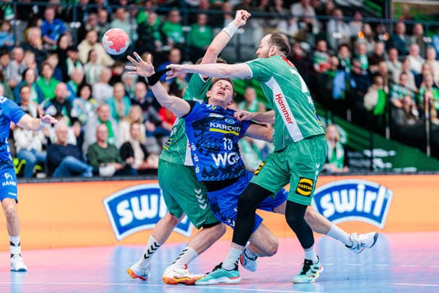 v.l. Ian Weber (GWD Minden, 13), Simone Mengon (TVB Stuttgart, 15), Alexander Weck (GWD Minden, 73) GER, GWD Minden vs. TVB Stuttgart, Handball, 1. Bundesliga, 23. Spieltag, Spielzeit 2025 2026, 01.03.2026 GER, GWD Minden vs. TVB Stuttgart, Handball, 1. Bundesliga, 23. Spieltag, Spielzeit 2025 2026, 01.03.2026 Minden Copyright: xEibner-Pressefoto JanxRollingerx EP_JSK