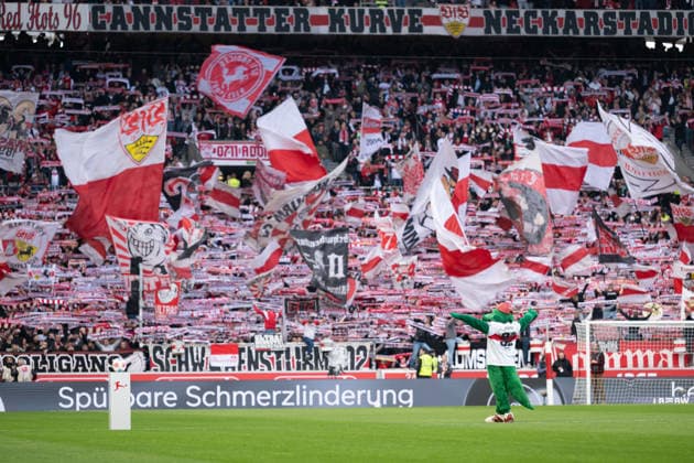 VfB Stuttgart Fans, Fankurve. Fritzle (VfB Stuttgart, Maskottchen). Stimmung, Fahnen. GER, VfB Stuttgart vs. VfL Wolfsburg, Fussball, Herren, 1. Bundesliga, 24. Spieltag, Spielzeit 2025 2026, 01.03.2026, DFL DFB REGULATIONS PROHIBIT ANY USE OF PHOTOGRAPHS AS IMAGE SEQUENCES AND OR QUASI-VIDEO, GER, VfB Stuttgart vs. VfL Wolfsburg, Fussball, Herren, 1. Bundesliga, 24. Spieltag, Spielzeit 2025 2026, 01.03.2026 Stuttgart
