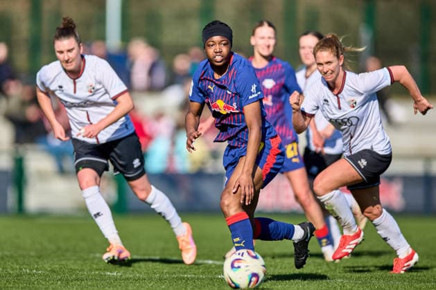 01.03.2026, GER, Frauenfußball, Testspiel, 2025 2026, RB Leipzig - FC Ingolstadt Persis Oteng (9, RB Leipzig), Aktion, mit Ball, Laufduell Leipzig Trainingszentrum der Roten Bulle Sachsen Deutschland