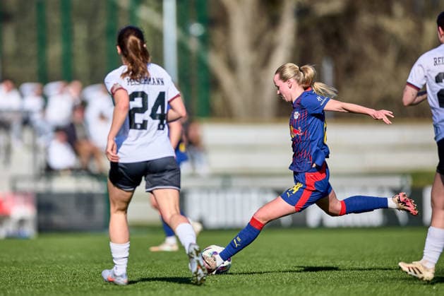 01.03.2026, GER, Frauenfußball, Testspiel, 2025 2026, RB Leipzig - FC Ingolstadt Nikoline Dudek (24, RB Leipzig), Freisteller, Aktion, mit Ball, im Schuss Leipzig Trainingszentrum der Roten Bulle Sachsen Deutschland