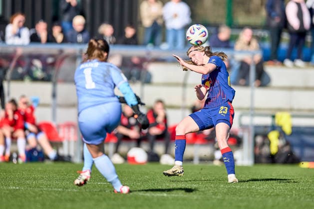 01.03.2026, GER, Frauenfußball, Testspiel, 2025 2026, RB Leipzig - FC Ingolstadt Kyra Spitzner (23, RB Leipzig), Aktion, mit Ball, duckt sich unter scharf geschossenem Ball ab Leipzig Trainingszentrum der Roten Bulle Sachsen Deutschland