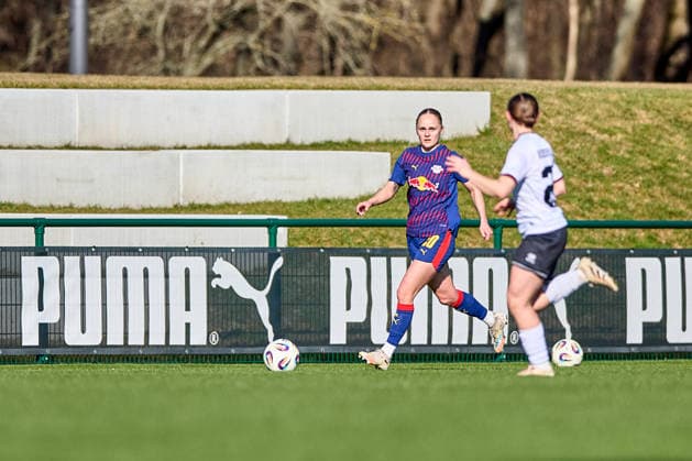 01.03.2026, GER, Frauenfußball, Testspiel, 2025 2026, RB Leipzig - FC Ingolstadt Victoria Krug (20, RB Leipzig), Aktion, mit Ball, an der Seitenlinie Leipzig Trainingszentrum der Roten Bulle Sachsen Deutschland