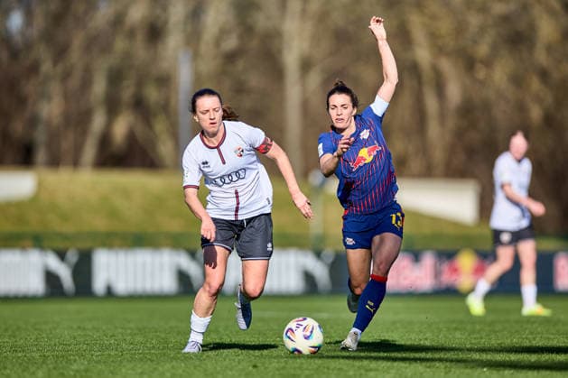 01.03.2026, GER, Frauenfußball, Testspiel, 2025 2026, RB Leipzig - FC Ingolstadt Sandra Starke (13, RB Leipzig, re.), Aktion, Zweikampf um Ball Leipzig Trainingszentrum der Roten Bulle Sachsen Deutschland
