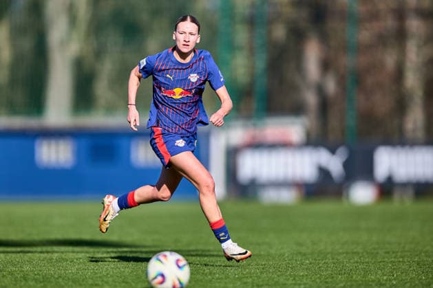 01.03.2026, GER, Frauenfußball, Testspiel, 2025 2026, RB Leipzig - FC Ingolstadt Marlene Müller (27, RB Leipzig), Freisteller, Aktion, mit Ball, fokussierter Blick Leipzig Trainingszentrum der Roten Bulle Sachsen Deutschland