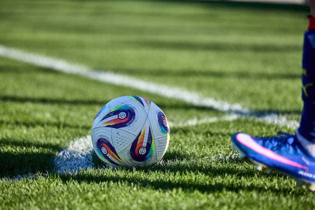 01.03.2026, GER, Frauenfußball, Testspiel, 2025 2026, RB Leipzig - FC Ingolstadt Detail, Spielball, bei einer Ecke Leipzig Trainingszentrum der Roten Bulle Sachsen Deutschland
