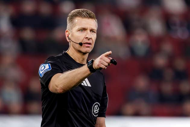 Augsburg, Deutschland 27. Februar 2026: 1. BL - 2025 2026 - FC Augsburg vs. 1. FC Köln Im Bild: Schiedsrichter Tobias Welz gestikuliert auf dem Spielfeld. DFB regulations prohibit any use of photographs as image sequences and or quasi-video. WWK Arena Bayern *** Augsburg, Germany 27 February 2026 1 BL 2025 2026 FC Augsburg vs 1 FC Köln In the picture referee Tobias Welz gesticulates on the pitch DFB regulations prohibit any use of photographs as image sequences and or quasi video WWK Arena Bayern Copyright: xFotostandx xSchäferx