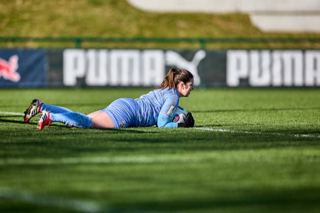 01.03.2026, GER, Frauenfußball, Testspiel, 2025 2026, RB Leipzig - FC Ingolstadt Franziska Maier (1, FC Ingolstadt), liegt vorm Tor, Ball gehalten Leipzig Trainingszentrum der Roten Bulle Sachsen Deutschland