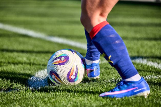 01.03.2026, GER, Frauenfußball, Testspiel, 2025 2026, RB Leipzig - FC Ingolstadt Detail, Spielball, bei einer Ecke, Nike Schuhe Leipzig Trainingszentrum der Roten Bulle Sachsen Deutschland