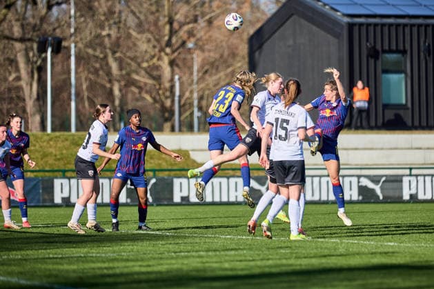 01.03.2026, GER, Frauenfußball, Testspiel, 2025 2026, RB Leipzig - FC Ingolstadt Aktion, Kopfballduell, im Strafraum Leipzig Trainingszentrum der Roten Bulle Sachsen Deutschland