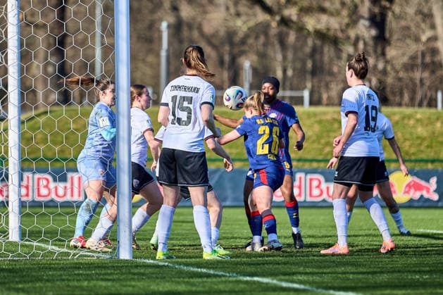 01.03.2026, GER, Frauenfußball, Testspiel, 2025 2026, RB Leipzig - FC Ingolstadt Luca Graf (26, RB Leipzig), Kopfball zum 1:1 Ausgleich Leipzig Trainingszentrum der Roten Bulle Sachsen Deutschland