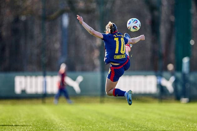 01.03.2026, GER, Frauenfußball, Testspiel, 2025 2026, RB Leipzig - FC Ingolstadt Gina Chmielinski (10, RB Leipzig), Freisteller, Aktion, Ballannahme im Sprung Leipzig Trainingszentrum der Roten Bulle Sachsen Deutschland