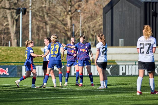 01.03.2026, GER, Frauenfußball, Testspiel, 2025 2026, RB Leipzig - FC Ingolstadt Torjubel, Abklatschen, nach 1:1 Ausgleich Leipzig Trainingszentrum der Roten Bulle Sachsen Deutschland