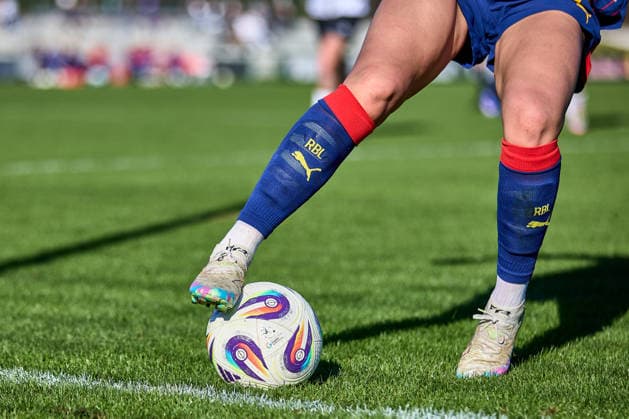 01.03.2026, GER, Frauenfußball, Testspiel, 2025 2026, RB Leipzig - FC Ingolstadt Detail, Ball, an der Torauslinie, Puma, Schuhe Leipzig Trainingszentrum der Roten Bulle Sachsen Deutschland