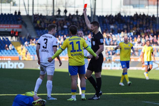 Braunschweig vs. Münster, 2. BL Braunschweig, 01.03.2026, Fußball, Herren, 2. BL, Saison 2025 2026, Eintracht Braunschweig vs. SC Preußen Münster: Schiedsrichter zeigt Paul Jaeckel (Münster) die gelb-rote Karte (DFL DFB REGULATIONS PROHIBIT ANY USE OF PHOTOGRAPHS as IMAGE SEQUENCES and or QUASI-VIDEO) Stadion an der Hamburger Straße Niedersachsen Deutschland
