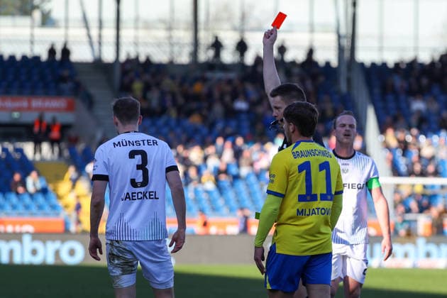 Braunschweig vs. Münster, 2. BL Braunschweig, 01.03.2026, Fußball, Herren, 2. BL, Saison 2025 2026, Eintracht Braunschweig vs. SC Preußen Münster: Schiedsrichter zeigt Paul Jaeckel (Münster) die gelb-rote Karte (DFL DFB REGULATIONS PROHIBIT ANY USE OF PHOTOGRAPHS as IMAGE SEQUENCES and or QUASI-VIDEO) Stadion an der Hamburger Straße Niedersachsen Deutschland