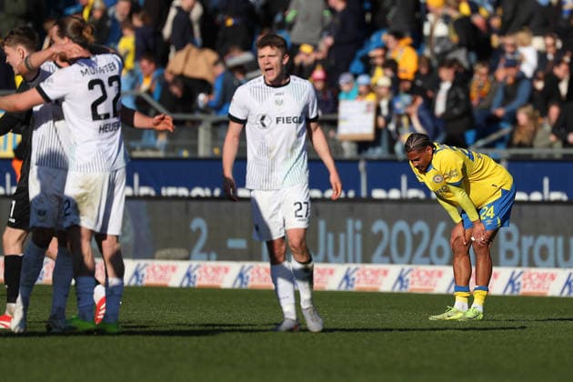 Braunschweig vs. Münster, 2. BL Braunschweig, 01.03.2026, Fußball, Herren, 2. BL, Saison 2025 2026, Eintracht Braunschweig vs. SC Preußen Münster: Spielende, Mannschaft nach der Niederlage, Sidi SanÃ (Eintracht Braunschweig) (DFL DFB REGULATIONS PROHIBIT ANY USE OF PHOTOGRAPHS as IMAGE SEQUENCES and or QUASI-VIDEO) Stadion an der Hamburger Straße Niedersachsen Deutschland