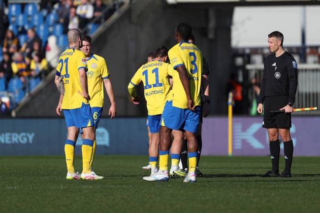 Braunschweig vs. Münster, 2. BL Braunschweig, 01.03.2026, Fußball, Herren, 2. BL, Saison 2025 2026, Eintracht Braunschweig vs. SC Preußen Münster: Spielende, Mannschaft nach der Niederlage. (DFL DFB REGULATIONS PROHIBIT ANY USE OF PHOTOGRAPHS as IMAGE SEQUENCES and or QUASI-VIDEO) Stadion an der Hamburger Straße Niedersachsen Deutschland