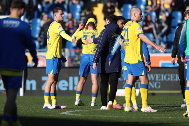 Braunschweig vs. Münster, 2. BL Braunschweig, 01.03.2026, Fußball, Herren, 2. BL, Saison 2025 2026, Eintracht Braunschweig vs. SC Preußen Münster: Spielende, Mannschaft nach der Niederlage. (DFL DFB REGULATIONS PROHIBIT ANY USE OF PHOTOGRAPHS as IMAGE SEQUENCES and or QUASI-VIDEO) Stadion an der Hamburger Straße Niedersachsen Deutschland